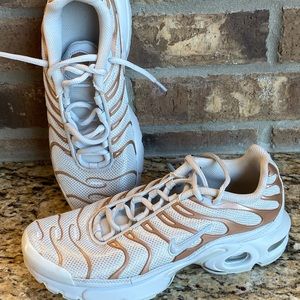 Nike 718071-001 Air Max Plus  Youth 6.5Y Platinum Bronze Running Shoes Good Cond